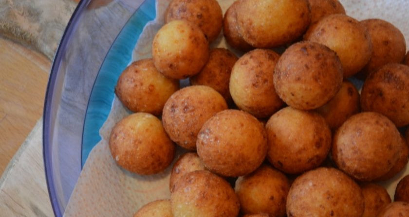 1. Этап. Пончики из детства: В кастрюлю или во фритюрницу влейте растительное масло. Доведите его до кипения, обжаривайте в кипящем масле пончики до золотистого цвета. Выкладывайте их на бумажные полотенца, чтобы избавиться от лишнего жира.