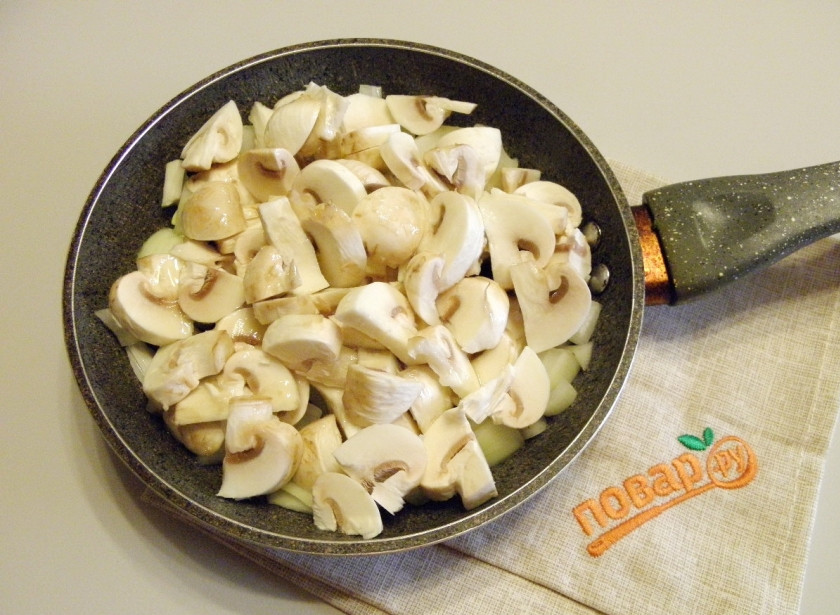 1. Этап. Тыква, запеченная целиком, с начинкой: Лук и грибы крупно порежьте и обжарьте до полуготовности на растительном масле. Посолите и поперчите по вкусу.