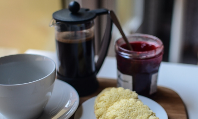 1. Этап. Бисквитные пирожные: Подавайте бисквитные пирожные с вареньем или варёной сгущёнкой. У вас получится потрясающее угощение к чаю.