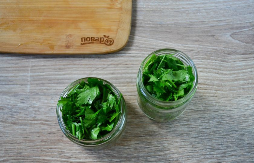 1. Этап. Маринованная петрушка: Затем плотно выложите петрушку в банки.