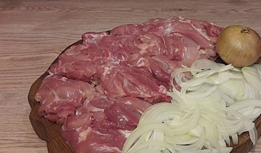 1. Этап. Курица с баклажанами к 14 февраля: У меня окорока были с кожей и костями - пришлось повозиться и удалить то и другое. Лук порезать веером