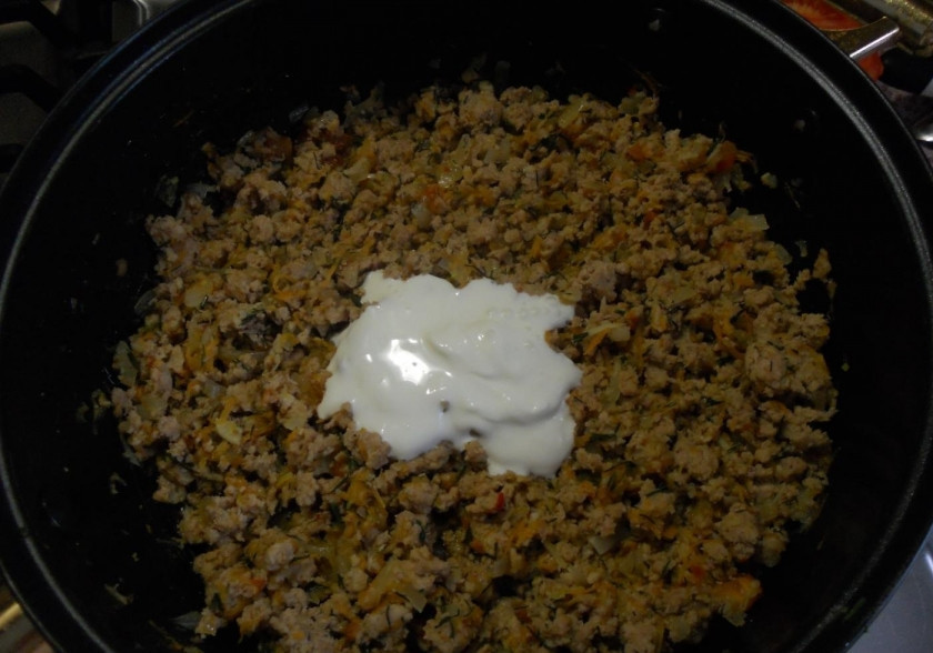 1. Этап. Макароны большие Ракушки с фаршем: 10. К фаршу на сковороде добавляю столовую ложку сметаны и перемешиваю, тогда фарш будет сочным.