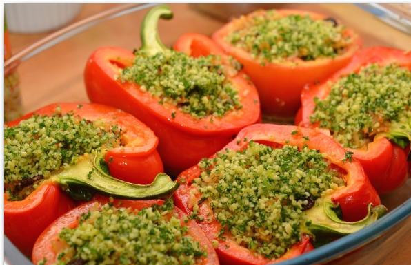 1. Этап. Фаршированные перцы и помидоры: По прошествии первых 20 минут запекания, достаем овощи из духовки, посыпаем сверху только что измельченным миндалем с петрушкой, после чего отправляем обратно в духовку еще на 20 минут.