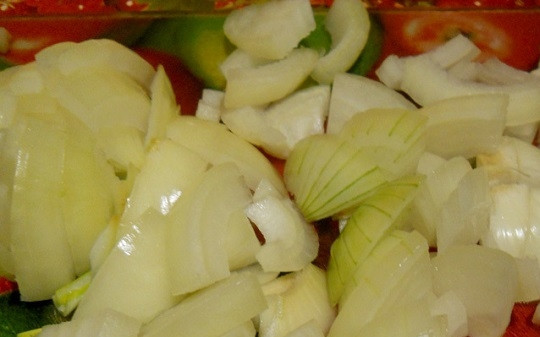 1. Этап. Пирог из мойвы: 2. На сковороду с разогретым маслом выложите лук. Обжарьте на среднем огне до прозрачности.