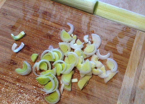 1. Этап. Рагу-чаудер из рыбы: Лук-порей нарезаем тонко.