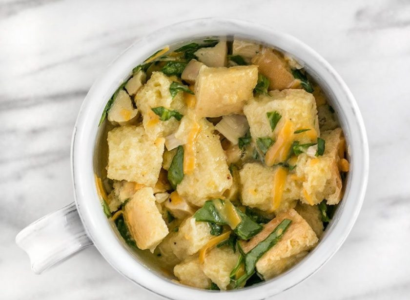 1. Этап. Завтрак в чашке за 5 минут: 4. Смешайте хлеб, мясо, зелень, сыр и залейте все содержимое яичной смесью, аккуратно перемешайте вилкой и выложите в чашку.