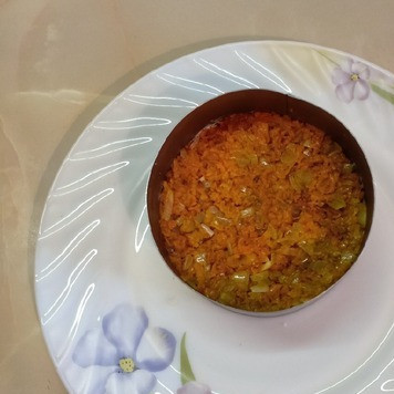 1. Этап. Салат Вкуснейший: Следующим слоем выложить спассерованные овощи.