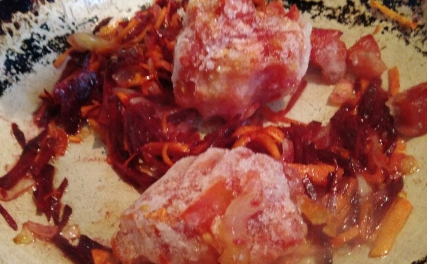 1. Этап. Борщ на постной говядине: 4. Отправьте свеклу к овощам, жарьте при постоянном помешивании, а сами тем временем измельчите томаты. У меня были готовые замороженные помидоры, можно добавить и их. Если томатов нет, добавляйте пасту.