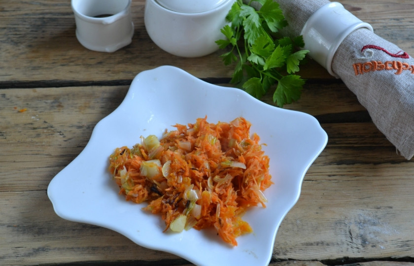 1. Этап. Печеночный торт: 7. Спассеруйте в подсолнечном масле мелко натертую морковь и измельченный лук.