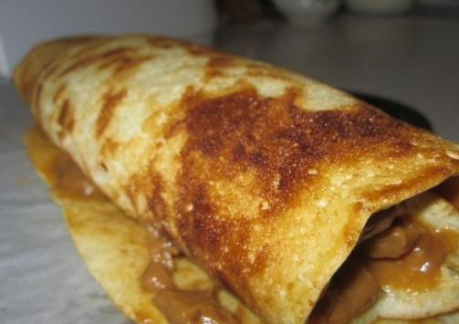 1. Этап. Рулет за 5 минут: После чего так же быстренько сворачиваем корж рулетом. Если вы будете медлить, то корж остынет и при сворачивании начнет трескаться.