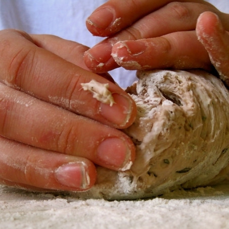 1. Этап. Хлеб с красным вином: Быстро замешиваем очень рыхлое тесто. Накрываем его полотенцем - и оставляем на сутки в теплом месте.