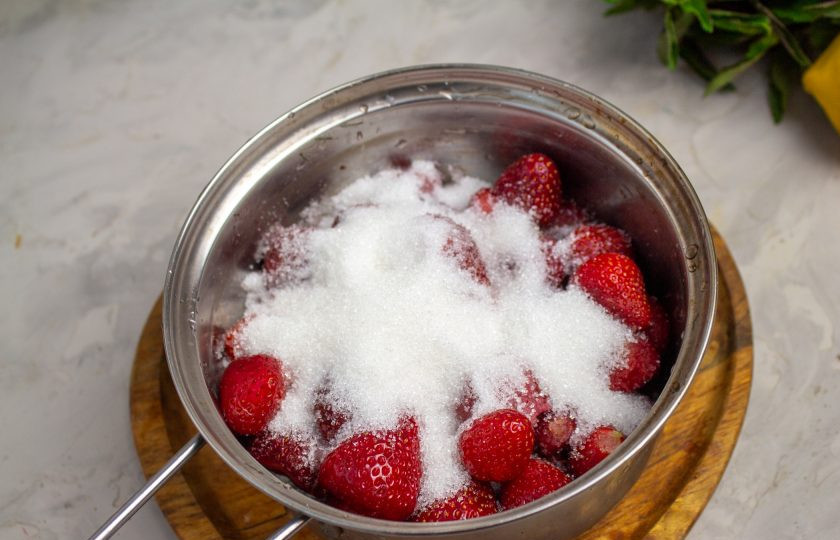 1. Этап. Варенье из клубники с лимоном и мятой: Засыпьте сахаром. Оставьте на несколько часов, чтобы клубника пустила сок.