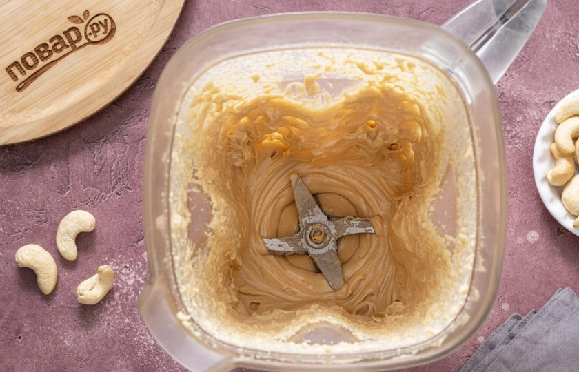 1. Этап. Ореховая паста из кешью: Продолжайте измельчать, постепенно увеличивая скорость. Периодически делайте перерывы, собирайте лопаточной кусочки орехов, чтобы масса была однородной. Кешью тяжело выделяет масло, поэтому измельчать нужно подольше. У меня мощный блендер и сам процесс занял около 12 минут до тех пор, пока паста не стала жидкой и гладкой.
