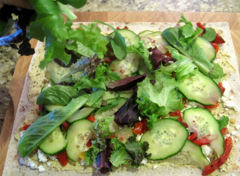 1. Этап. Горячий рулет из лаваша: 2. Выкладываем дальше все порезанные овощи, скручиваем лаваш в рулет.