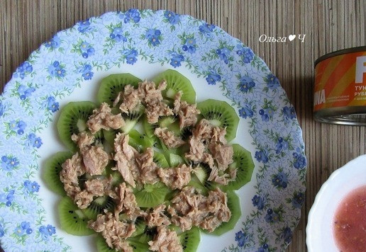 1. Этап. Новогодний салат Тунец и киви: Сверху выложите филе тунца.