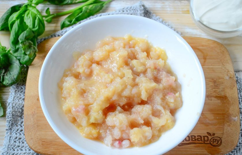 1. Этап. Тельное со сметаной: Хорошо перемешайте, если масса слишком жидкая, то добавьте немного муки.