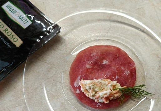 1. Этап. Острые рулетики из сыровяленой индейки: На ломтик сыровяленого мяса индейки Индилайт положить ложку начинки и веточку укропа. Свернуть рулетом и закрепить шпажкой.