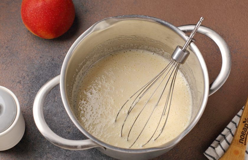 1. Этап. Шарлотка с манкой и яблоками: Перемешайте.