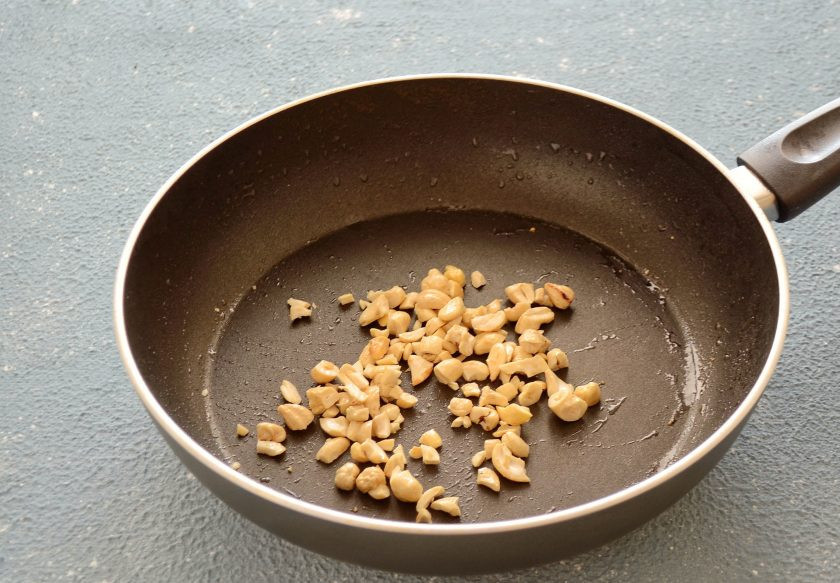 1. Этап. Салат с карамелизированной грушей: Обжарьте кешью в оставшемся соке от груш.