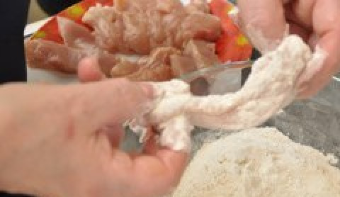 1. Этап. Домашний Макдоналдс - куриные наггетсы: 3. Теперь остается дело за малым: нарезаем куриное филе полосками средней ширины и длины, обваливаем их в муке, а затем в яйце.