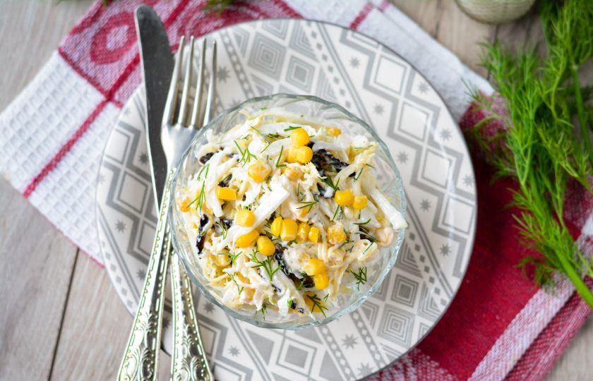 1. Этап. Салат с кукурузой и черносливом: Приятного аппетита!