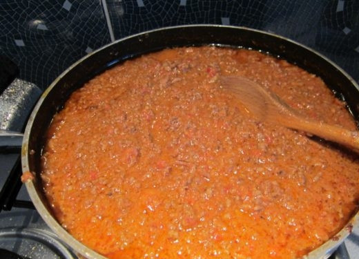 1. Этап. Лазанья в духовке: Затем добавляем стакан молока (можно заменить на сливки), перемешиваем, доводим до кипения и убираем с огня.