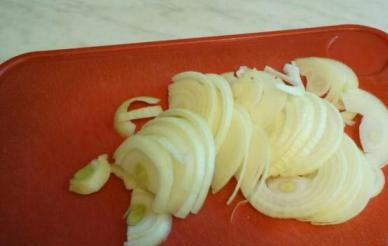 1. Этап. Филе утки в мультиварке: Чистим лук и нарезаем полукольцами. Если вам не особо нравится лук - можно порезать его помельче и он во время тушения практически растворится.