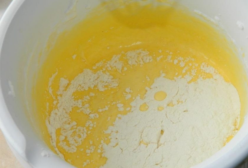 1. Этап. Морковный бисквит с орехами: В взбитые яйца всыпьте муку и соду. Аккуратно перемешайте. Добавьте растительное масло.