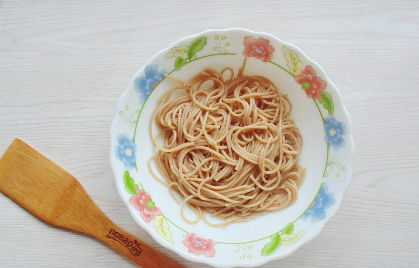 1. Этап. Гречневая лапша с фаршем: Гречневую лапшу отварите согласно инструкции на упаковке в подсоленной воде. Воду слейте. Переложите лапшу в глубокую миску.