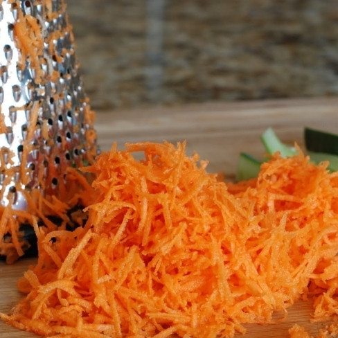 1. Этап. Закуска из курицы и свежих овощей: Морковь натираем на мелкой терке.