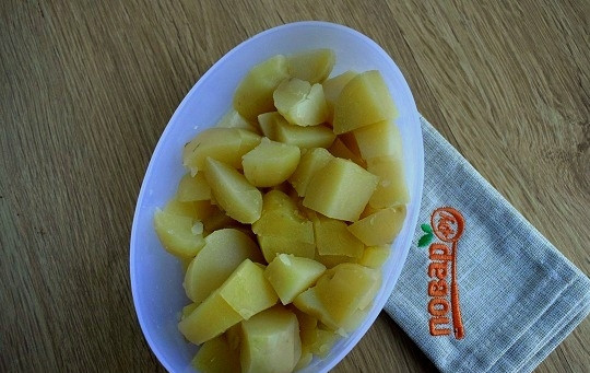 1. Этап. Алу Ачар: Картофель отварите в мундирах до готовности. Очистите, нарежьте на средние кусочки.