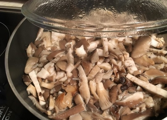 1. Этап. Вешенки с баклажанами: 1. Сначала на растительном масле обжарим лук и чеснок, а когда лук станет прозрачным - закладываем вешенки. Обжарим. пока из грибов не выделится и не испарится влага, после чего огонь уменьшим.