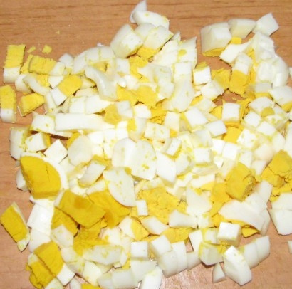 1. Этап. Холодник с картошкой: Измельчаем отваренные яйца.