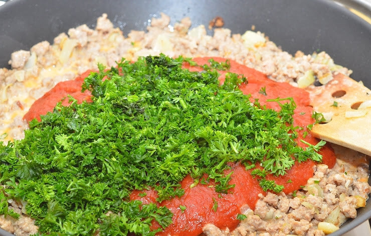 1. Этап. Соус Болоньезе долмио: Затем добавляем в сковороду томатный соус, пасту и мелко нарезанную петрушку.