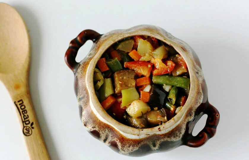 1. Этап. Гювеч с мясом: Сверху выложите обжаренные овощи. Налейте небольшое количество воды (можно развести воду со сметаной), поставьте горшочки в холодную духовку и готовьте при температуре 180-200 градусов около 40 минут.