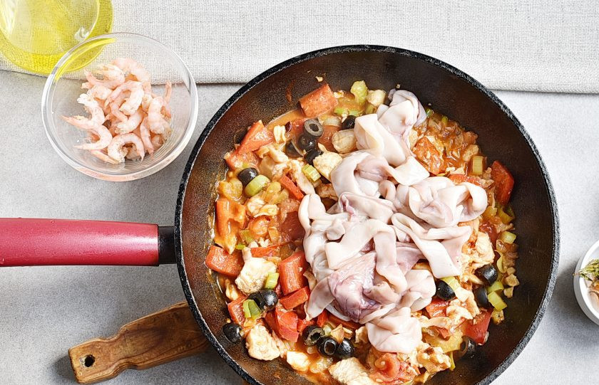 1. Этап. Рагу из морепродуктов: Добавьте кальмары, посолите. Тушите две минуты, помешивая и следя, чтобы кальмары были покрыты соусом.