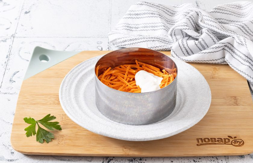 1. Этап. Салат Желание: Третий слой сделайте из половины моркови и покройте его сметаной.