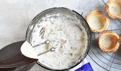 1. Этап. Слоеные корзиночки с чизкейком: 9. Пока все это дело выпекается, взбейте крем-чиз от Хохланд – комнатной температуры - с хорошим сгущенным молоком. Можно добавить по вкусу ванильного экстракта или любимого вами ароматизатора. Это проще и быстрее классического сочетания сахара и взбитых сливок, и не менее вкусно! К тому же гарантированно не размочит хрустящую корзиночку!