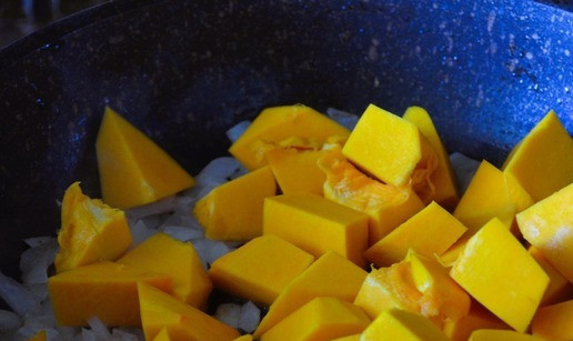 1. Этап. Тыквенный крем-суп с фрикадельками: Тыкву почистить, нарезать, добавить в сковороду и жарить на среднем огне, 5 минут, огонь средний.