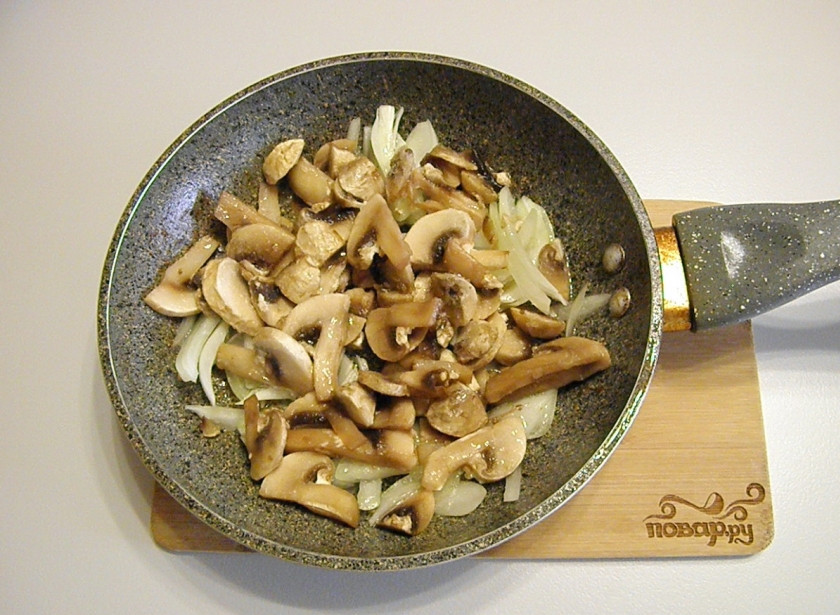 1. Этап. Куриное филе под грибным соусом: На жире от жарки мяса (плюс 2 ст.л свежего влейте) приготовьте соус. Обжарьте лук и грибы до готовности с солью.
