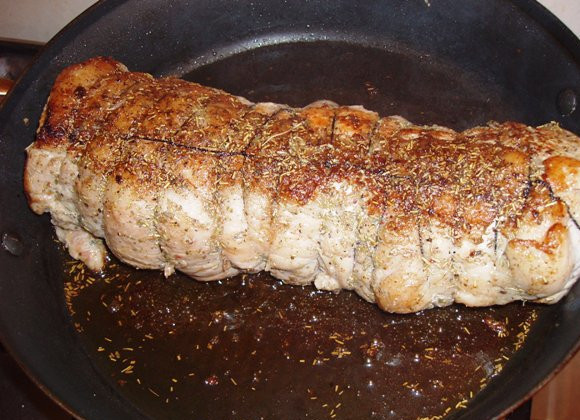 1. Этап. Свинина в белом вине: 3. Обжарим со всех сторон на растительном масле. Просто чтобы появилась корочка.