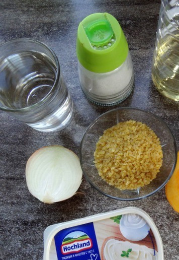 1. Этап. Сливочный булгур с тыквой: Возьмите необходимые ингредиенты. Можно ещё взять специи или травки, но я не захотела лишнего послевкусия.