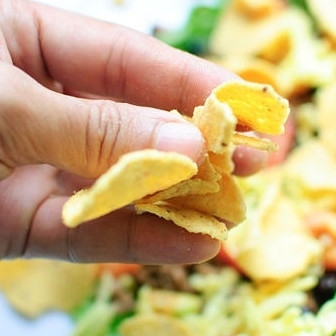 1. Этап. Салат Тако: 7. В тарелки также добавьте чипсы 