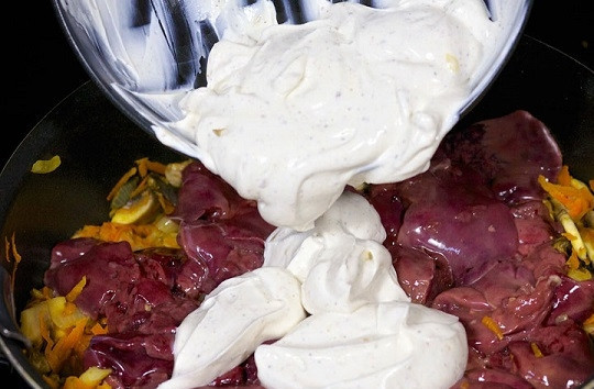 1. Этап. Печень куриная жареная с подливкой: 6. Все как следует перемешайте, выложите на сковороду и добавьте водички.