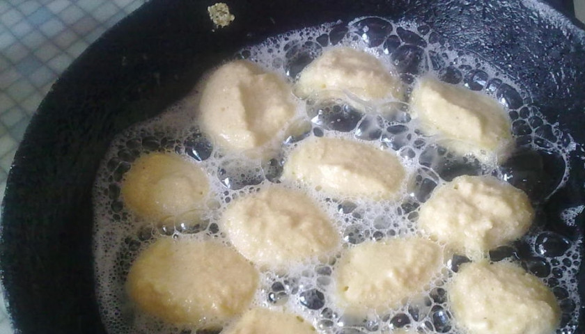 1. Этап. Манные клецки: Разогрейте сковороду, на растительном масле обжарьте маленькие клецки с обеих сторон. Одну сторону жарьте , буквально пол минуты.