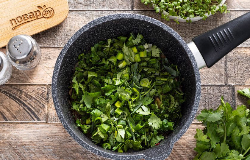 1. Этап. Чакапули из грибов: Затем добавьте зелень. Тушите еще 10 минут.