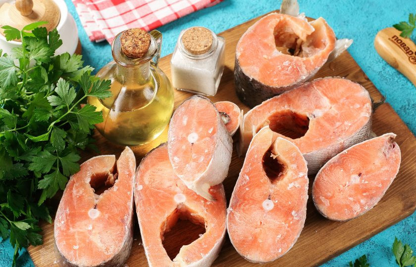 1. Этап. Форель солёная в масле: Нарежьте форель стейками, толщиной 1,5-2 см. Удобнее разделывать рыбу, пока она слегка подморожена.