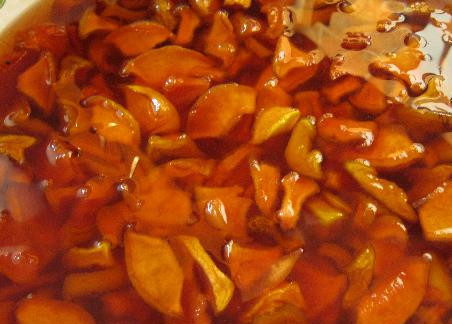 1. Этап. Варенье из айвы без воды: На третьи сутки можем приступить к самой варке. Ставим посуду с айвой на средний огонь и доводим жидкость до кипения, затем огонь уменьшаем и варим варенье в течение часа. Если вы хотите, чтобы оно получилось не такое густое, то варить варенье необходимо только 40 минут.