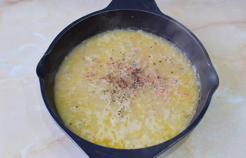 1. Этап. Соус Робер: По вкусу добавьте в соус соль и специи. За время тушения лук почти разварился. Но если вы хотите получить более однородную консистенцию, то можно пробить соус погружным блендером.