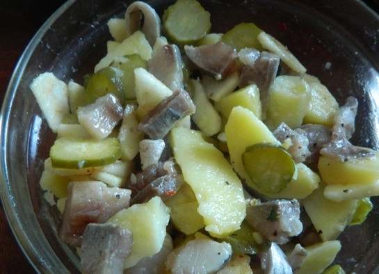 1. Этап. Салат с сельдью по-цёблицки: 7. Поливаем салат заправкой и на 1 час отправляем в холодильник.